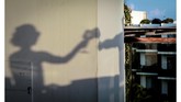 Saat cuaca bagus dan cahaya yang berlimpah menghasilkan bayangan yang tegas. Adikelana Adiwoso memanfaatkan bayangan sepasang pengunjung Hotel Sheraton Bali Kuta Resort yang tengah menikmati sore di rooftop. Shadow atau bayangan juga merupakan aspek fotografi jalanan.
