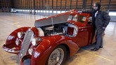 Mobil antik Alfa Romeo 8C 2900B Touring Berlinetta produksi 1939 dipamerkan di hanggar bandara Orly, Prancis, Senin (26/11). Mobil ini merupakan salah satu unit yang akan dibawa ke pameran Retromobile dalam Paris Expo pada 8 - 10 Februari 2019. (REUTERS/Charles Platiau).