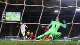 Setelah skor imbang tanpa gol menjadi hasil akhir babak pertama, Gareth Bale membobol gawang AS Roma dua menit setelah babak kedua dimulai. (REUTERS/Alessandro Bianchi)