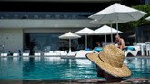 Payung dan topi sebagai pelindung dari terik matahari. Andi Nurfauzan mencoba mencerna suasana kolam renang Hotel Sheraton Bali Kuta Resort ke dalam satu frame dengan memanfaatkan aspek similarity.