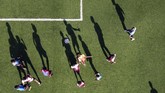 Foto udara ini menunjukkan anak-anak yang bermain frisbee di Petion Ville, di ibu kota Haiti, Port-au-Prince. (Photo by HECTOR RETAMAL / AFP)
