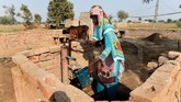 Akses toilet yang terbatas ternyata masih jadi masalah di beberapa negara, termasuk Pakistan. (ARIF ALI / AFP)