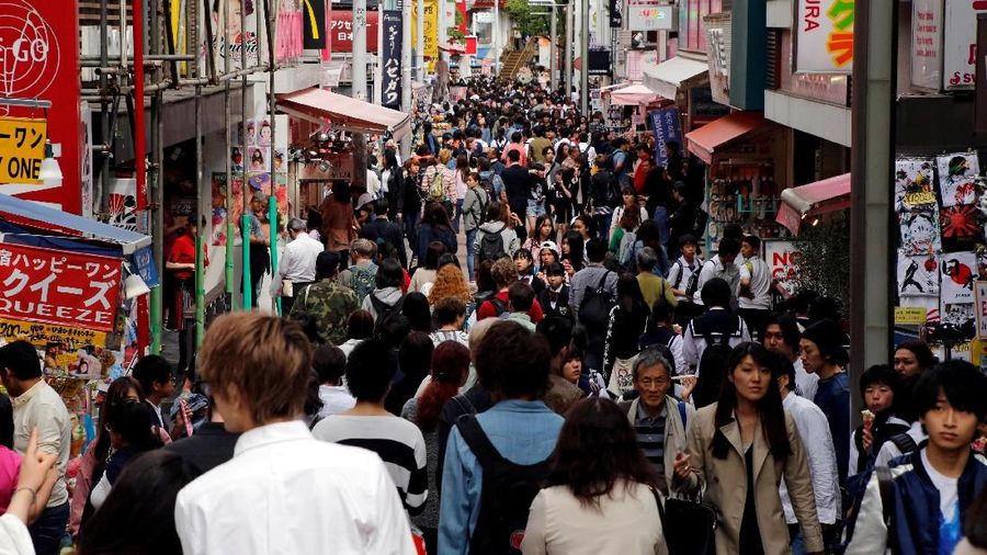 FILE PHOTO - People walk on a street in a busy shopping district in Tokyo, Japan May 17, 2017.   REUTERS/Toru Hanai/File Photo