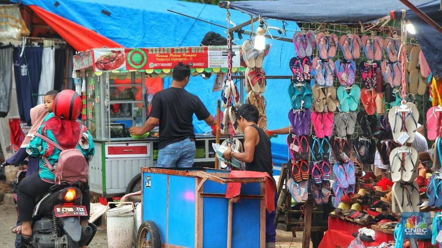 Di sisi lain keberadaan pedagang kaki lima tersebut mengganggu pejalan kaki dan pengendara sepeda.