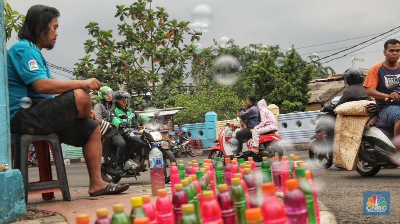 Di sisi lain keberadaan pedagang kaki lima tersebut mengganggu pejalan kaki dan pengendara sepeda.