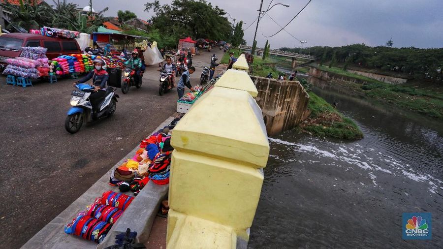 Di sisi lain keberadaan pedagang kaki lima tersebut mengganggu pejalan kaki dan pengendara sepeda.