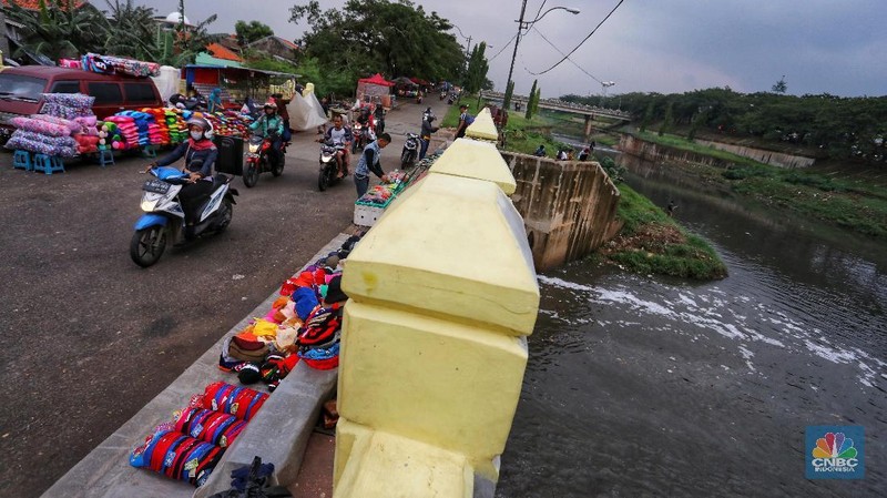 Di sisi lain keberadaan pedagang kaki lima tersebut mengganggu pejalan kaki dan pengendara sepeda.