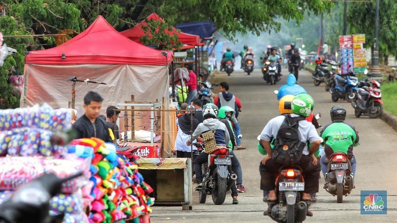 Di sisi lain keberadaan pedagang kaki lima tersebut mengganggu pejalan kaki dan pengendara sepeda.