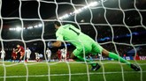 Liverpool kemudian memperkecil kedudukan menjadi 2-1 lewat tendangan penalti James Milner di pengujung babak pertama. (Reuters/Andrew Boyers)