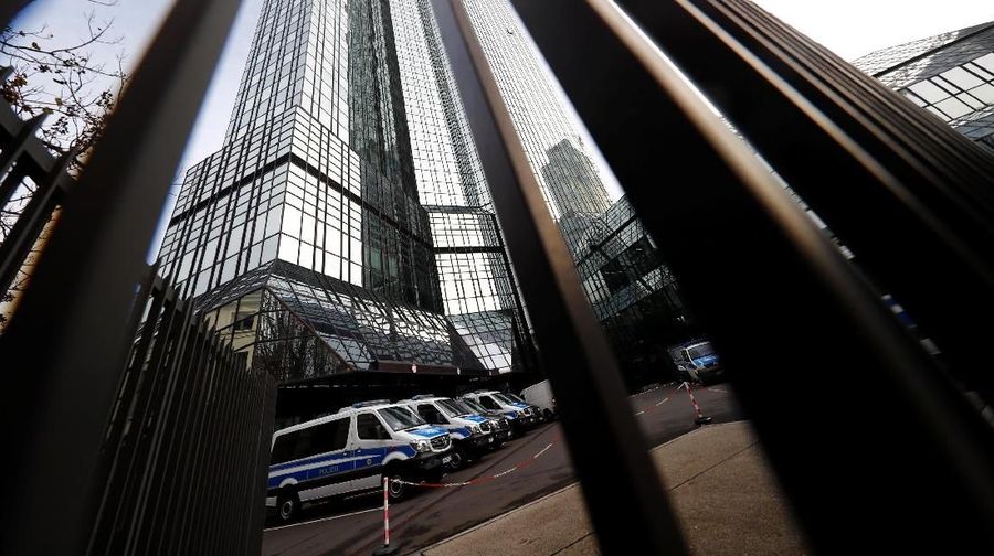 Sekitar 170 petugas menggeledah enam kantor Deutsche Bank di sekitar Frankfurt atas tuduhan pencucian uang terkait Panama Papers.