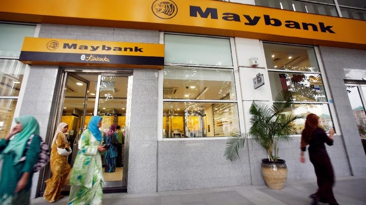 FILE PHOTO: Customers leave a branch of Malaysia's Maybank in Putrajaya October 9, 2009.  REUTERS/Bazuki Muhammad/File Photo