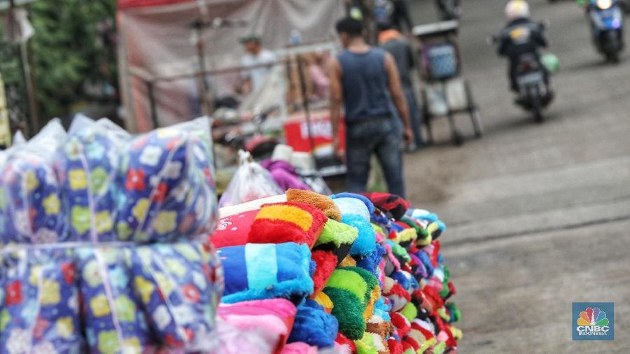 Di sisi lain keberadaan pedagang kaki lima tersebut mengganggu pejalan kaki dan pengendara sepeda.