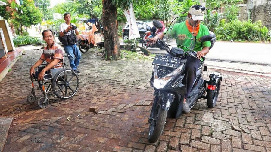 Omset yang ia dapatkan sekitar Rp 40 hingga 50 juta.