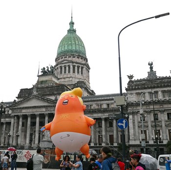 Balon Bayi Trump Raksasa Kembali Terbang Jelang KTT G20