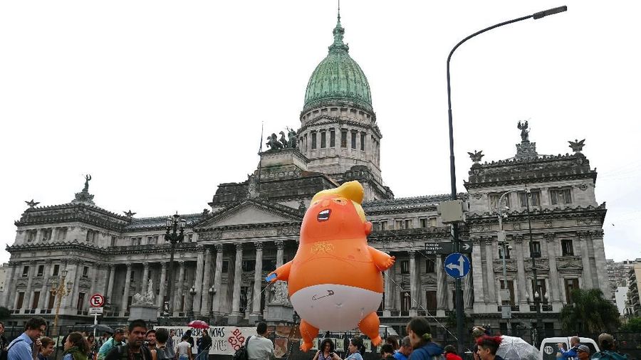 Balon tersebut terbang melayang di atas ibu kota Buenos Aires, tempat para pemimpin dari 20 ekonomi terbesar dunia.