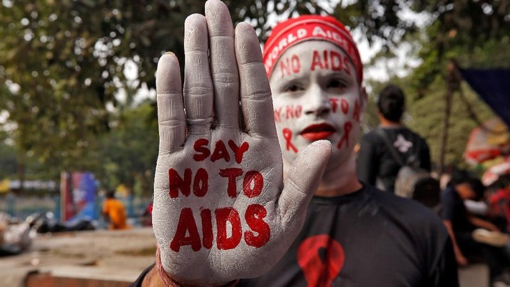 People with painted faces hold ribbon cut-outs as they pose during an HIV/AIDS awareness campaign on the eve of World AIDS Day in Kolkata, India, November 30, 2018. REUTERS/Rupak De Chowdhuri