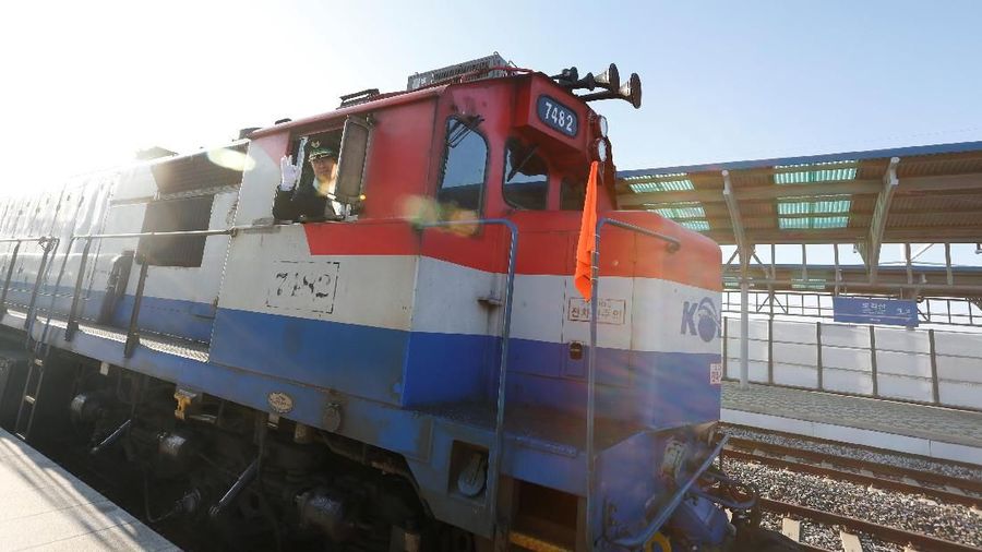 Pembukaan jalur kereta api dan jalan ini adalah sebagai bagian dari upaya untuk meningkatkan hubungan bilateral Korea Utara dan Korea Selatan.