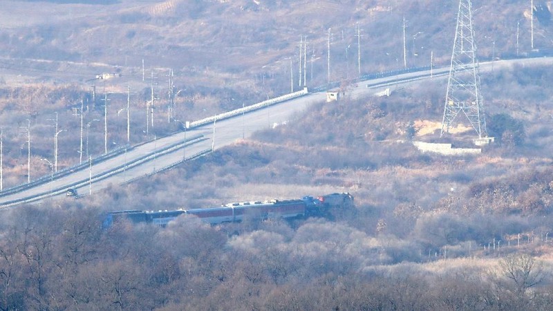Pembukaan jalur kereta api dan jalan ini adalah sebagai bagian dari upaya untuk meningkatkan hubungan bilateral Korea Utara dan Korea Selatan.
