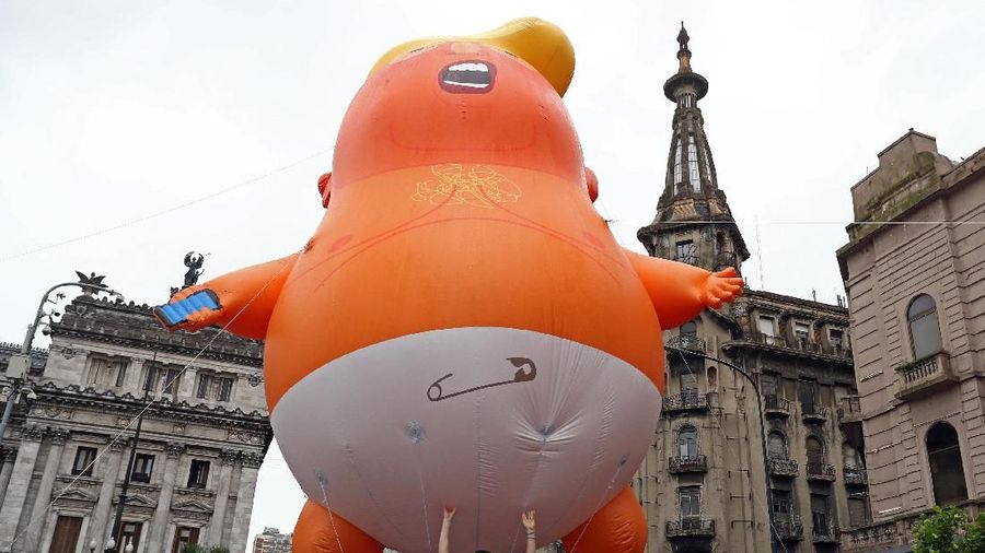 Balon tersebut terbang melayang di atas ibu kota Buenos Aires, tempat para pemimpin dari 20 ekonomi terbesar dunia.