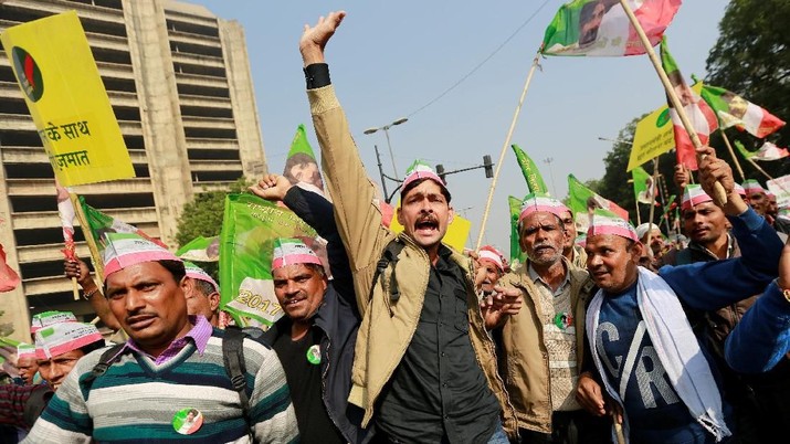 Para petani berbaris menuju gedung parlemen selama unjuk rasa untuk memprotes kenaikan biaya operasional pertanian dan anjloknya harga produk mereka, di New Delhi, India. REUTERS/Adnan Abidi Farmers shout slogans during a rally to protest soaring farm operating costs and plunging prices of their produce, in New Delhi, India, November 30, 2018. REUTERS/Adnan Abidi