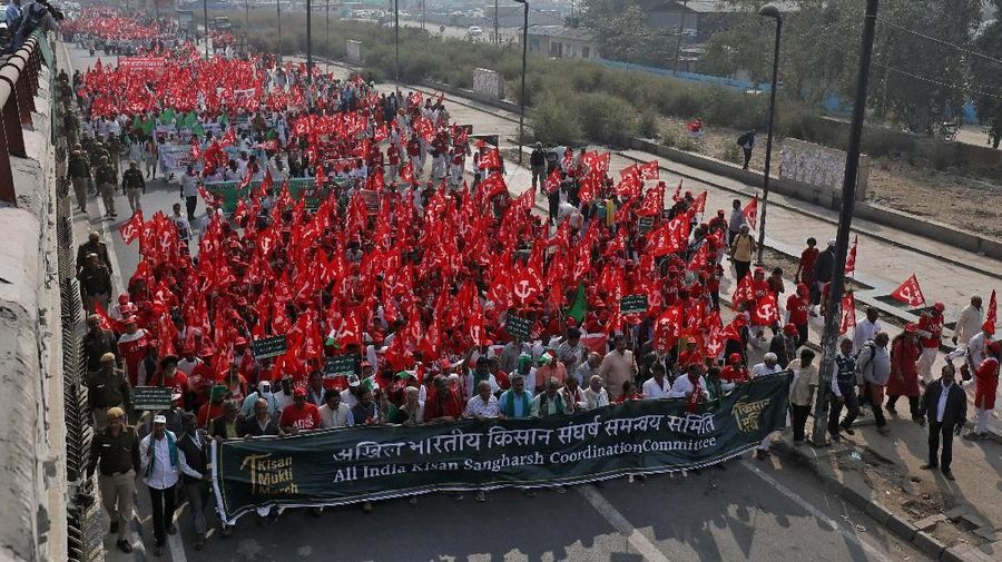 Unjuk rasa petani India untuk memprotes kenaikan biaya operasional pertanian dan anjloknya harga produk mereka, di New Delhi, India. . REUTERS/Anushree Fadnavis Farmers wave flags and shout slogans as they march towards Ramlila Ground during a protest rally demanding a complete waiver of debt and fixed assurances on crop prices, in New Delhi, India, November 29, 2018. REUTERS/Anushree Fadnavis