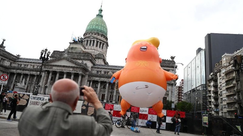Balon tersebut terbang melayang di atas ibu kota Buenos Aires, tempat para pemimpin dari 20 ekonomi terbesar dunia.