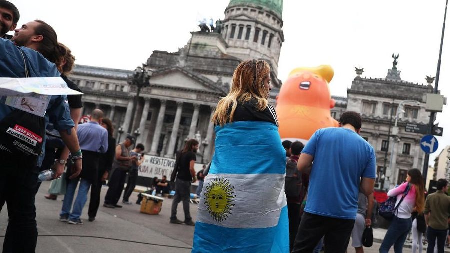 Balon tersebut terbang melayang di atas ibu kota Buenos Aires, tempat para pemimpin dari 20 ekonomi terbesar dunia.