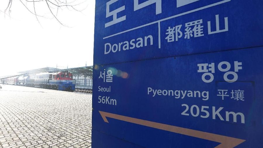 Pembukaan jalur kereta api dan jalan ini adalah sebagai bagian dari upaya untuk meningkatkan hubungan bilateral Korea Utara dan Korea Selatan.