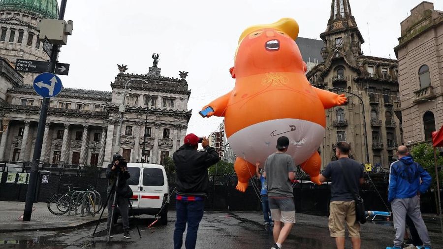 Balon tersebut terbang melayang di atas ibu kota Buenos Aires, tempat para pemimpin dari 20 ekonomi terbesar dunia.