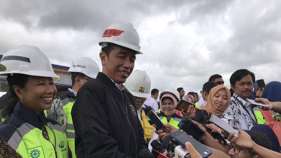 Presiden Joko Widodo meresmikan tol Bocimi seksi 1 hari Sabtu (1/12/2018).