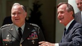Pemimpin Perang Teluk, Jendral Bintang Empat Norman Schwarzkopf yang mengomandoi serangan koalisi bersama Presiden George H. W. Bush. Ujian terbesar Bush di luar negeri datang ketika Presiden Irak saat itu, Saddam Hussein, menyerang Kuwait. (Photo by J. DAVID AKE / AFP)