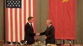 Presiden Uni Soviet, Mikhail Gorbachev, dan George H.W. Bush bersalaman di akhir konfrensi pers. Gorbachev sendiri sempat menawarkan solusi damai atas Perang Teluk, tapi kemudian ditolak oleh Bush. (REUTERS/Rick Wilking/File Photo)