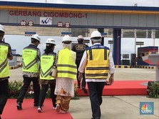 Berbalut Jaket Trendy, Jokowi Resmikan Tol Bocimi