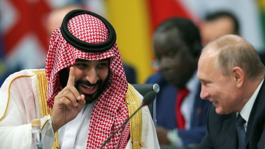 Saudi Arabia's Crown Prince Mohammed bin Salman speaks with Russia's President Vladimir Putin during the opening of the G20 leaders summit in Buenos Aires, Argentina November 30, 2018. REUTERS/Sergio Moraes TPX IMAGES OF THE DAY