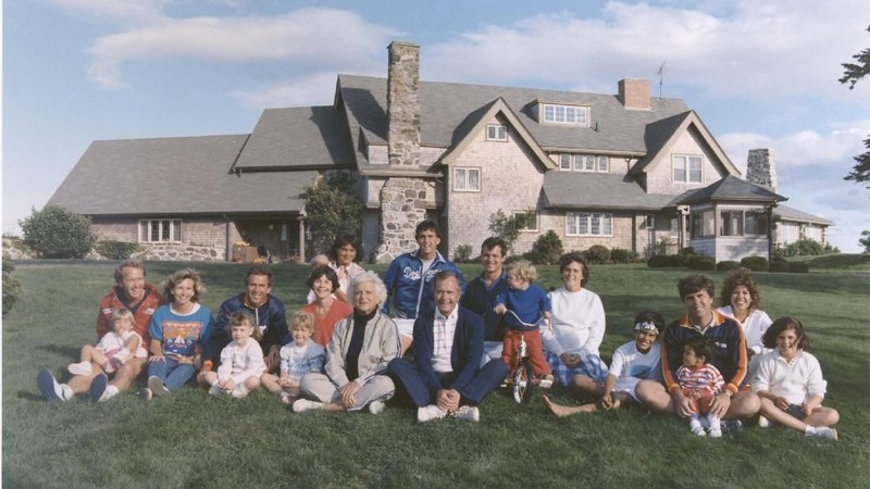 George HW Bush meninggal dunia tujuh bulan setelah istrinya, Barbara Bush yang dinikahinya selama 73 tahun, mengembuskan napas terakhir.