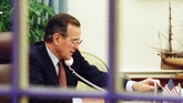 Presiden George H. W. Bush bekerja di Gedung Putih saat serangan Operasi Badai Gurun terus berlangsung. Bush mengirim sedikitnya 425 ribu tentara ke Kuwait demi membendung Irak dibantu sekitar 118 ribu pasukan Perserikatan Bangsa-Bangsa (PBB) dan sekutu. (Photo by J. DAVID AKE / AFP)