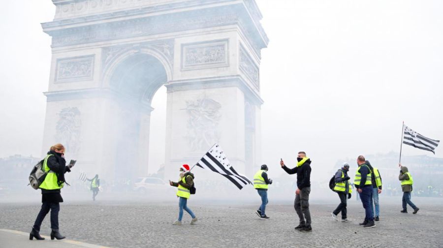 Setidaknya 107 orang ditahan menyusul bentrokan dengan pihak kepolisian di Paris, Prancis, Sabtu (1/12/2018), dalam protes 