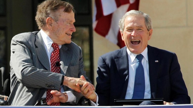 George HW Bush meninggal dunia tujuh bulan setelah istrinya, Barbara Bush yang dinikahinya selama 73 tahun, mengembuskan napas terakhir.