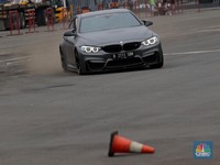 Puluhan BMW Mewah Adu Gesit Lakukan Manuver Ekstrem