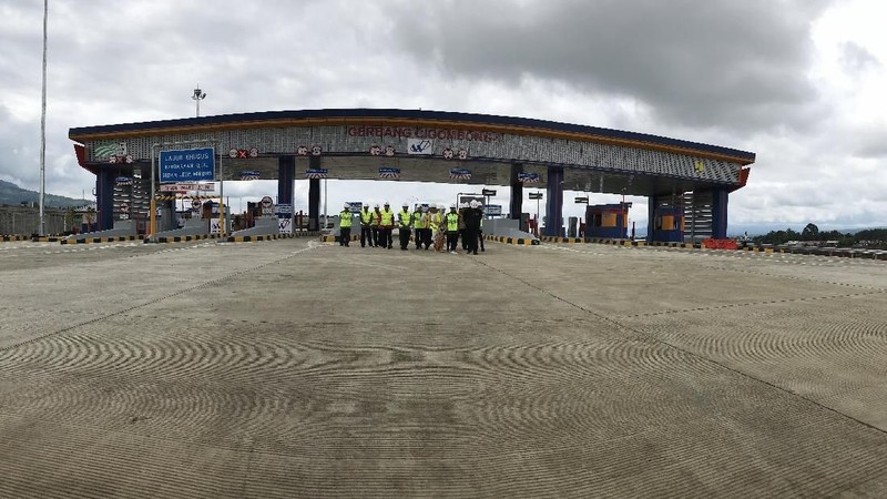 Presiden Joko Widodo meresmikan tol Bocimi seksi 1 hari Sabtu (1/12/2018).