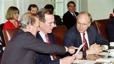 Presiden George H.W. Bush mendiskusikan Perang Teluk di salah satu ruangan Gedung Putih, Washington, dengan Menteri Pertahanan Dick Chaney dan Menteri Luar Negeri James Baker. Bush dikenal sebagai presiden yang sukses dengan politik luar negerinya. (Photo by J. DAVID AKE / AFP)