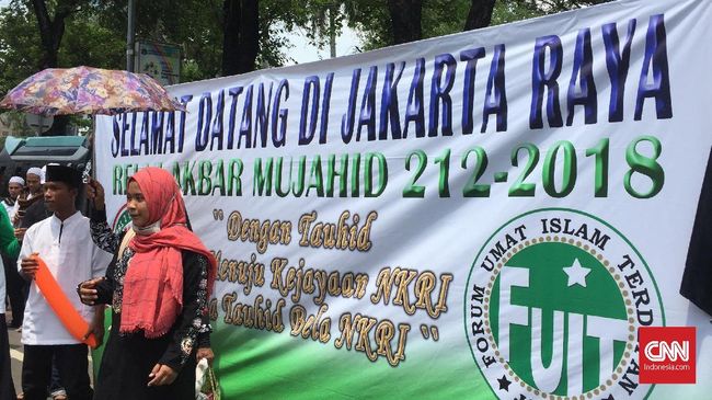 Peserta Reuni 212 Antre Foto di Spanduk Bela Tauhid Bela NKRI