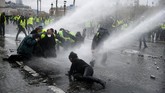 Di Paris, demonstran bentrok dengan polisi, membakar bangunan dan mobil, menjarah toko-toko, dan menghancurkan jendela-jendela. (Reuters/Stephane Mahe)