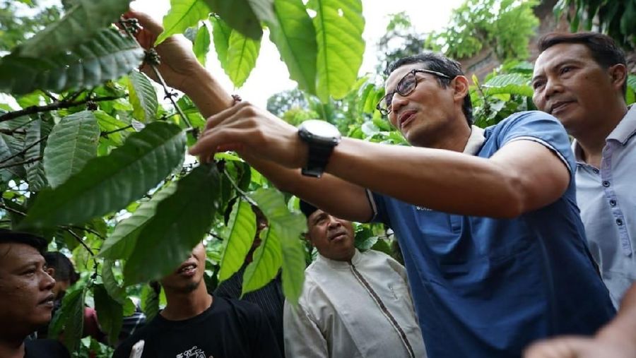 Mereka meminta Sandi untuk membangun infrastruktur agar potensi wisata di daerah mereka seperti Gua Lowo dapat menjadi tujuan kunjungan di Malang.