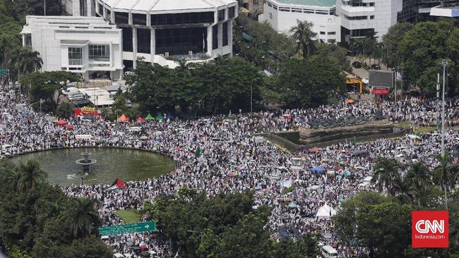 Monas Padat, Peserta Ikuti Reuni Aksi 212 dari Luar