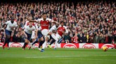 Arsenal berhasil unggul cepat 1-0 lewat gol penalti yang dicetak oleh Pierre Emerick Aubameyang di menit ke-10. (REUTERS/David Klein)
