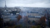 Kerusuhan kembali pecah pada Sabtu (1/2) di pusat kota Paris. Mereka memprotes kenaikan harga BBM. Kerusuhan ini adalah yang terparah di negara itu dalam lebih dari saru dekade terakhir. (Reuters/Stephane Mahe)