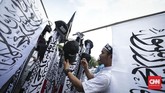 Sejumlah pedagang juga menjual bendera, ikat kepala, dan topi bertuliskan kalimat tauhid di gelaran Reuni Aksi 212, kawasan Monas, Jakarta Pusat. (CNN Indonesia/ Hesti Rika)
