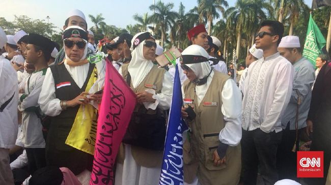 Bendera Tauhid Warna-warni Bertebaran di Reuni Aksi 212