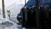 Sementara itu, Presiden Prancis Emmanuel Macron, yang pada Sabtu kemarin berada di Argentina untuk menghadiri pertemuan G20, dijadwalkan kembali ke Prancis hari ini, Minggu (2/12). (Reuters/Stephane Mahe)
